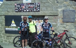 Olivier Lucas Aldric Garçon et Laurent Magnen de La Roue Pluherlinoise au sommet du Col du Tourmalet 2215m