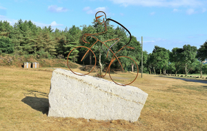 La sculpture dédiée au cyclisme et mettant à l'honneur Bernard Hinault lors de son inauguration, qui avait remporté le prologue du 72 ème tour de France le 28 juin 1985 à Plumelec.