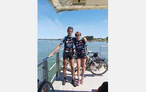 Jacques et Marie au passage de Saint Armel qui permet la traversée de la rivière de Noyalo, entre les pointes de Montsarrac (Séné) et du Passage (Saint-Armel). Il évite ainsi un détour par la route de 18 kilomètres 😉