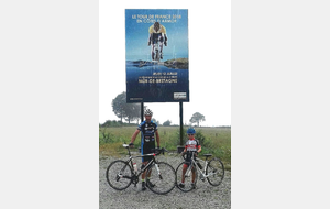 Mickaël Elain et Ewen à Mûr de Bretagne.
Le Mur de Bretagne a une longueur de 2.21 km, dont le point le plus élevé est à 293 m avec un dénivelé de 144 m.