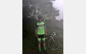Yannick dans la brume du col du Portillon à 1293 m, du côté de Superbagnères.