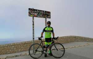 Xavier au sommet du mont Ventoux 1910 m par Malaucène.