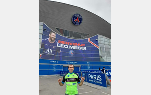 Christophe devant l'entrée principale du parc des princes.