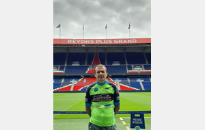 Christophe dans l'enceinte du parc des princes. Le maillot vert fluo de la RP est aussi beau que la pelouse du parc 😄.