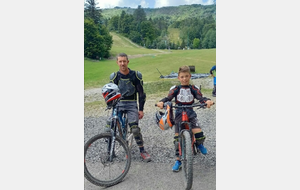 La roue pluherlinoise et l'AC Questembert en descente rapide à Super Besse, ça décoiffe 😃.
