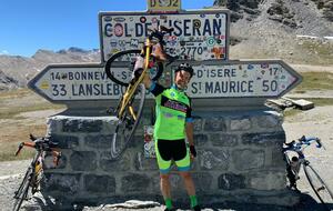 Jérôme au sommet du col de l' Iseran à 2 770 m d'altitude, 45 km de montée depuis Bourg-Saint-Maurice 💪